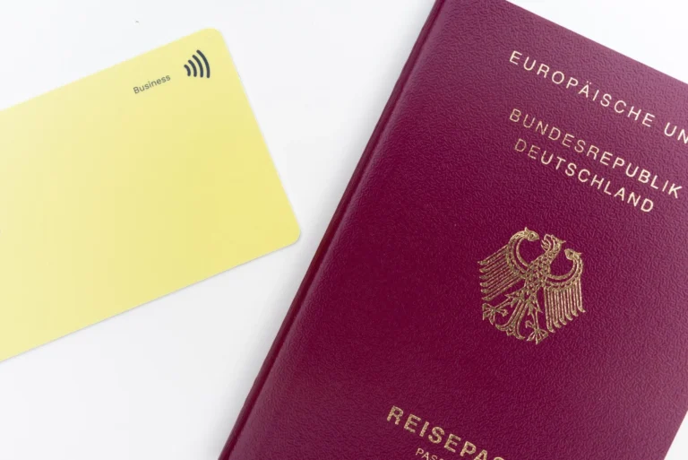 Dunkelroter Pass mit goldener Aufschrift "Europäische Union, Bundesrepublik Deutschland, Reisepass"